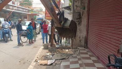 Raipur Local News : निगम जोन 7 ने नाली पर बने 6 अवैध पाटों को तोड़ा
