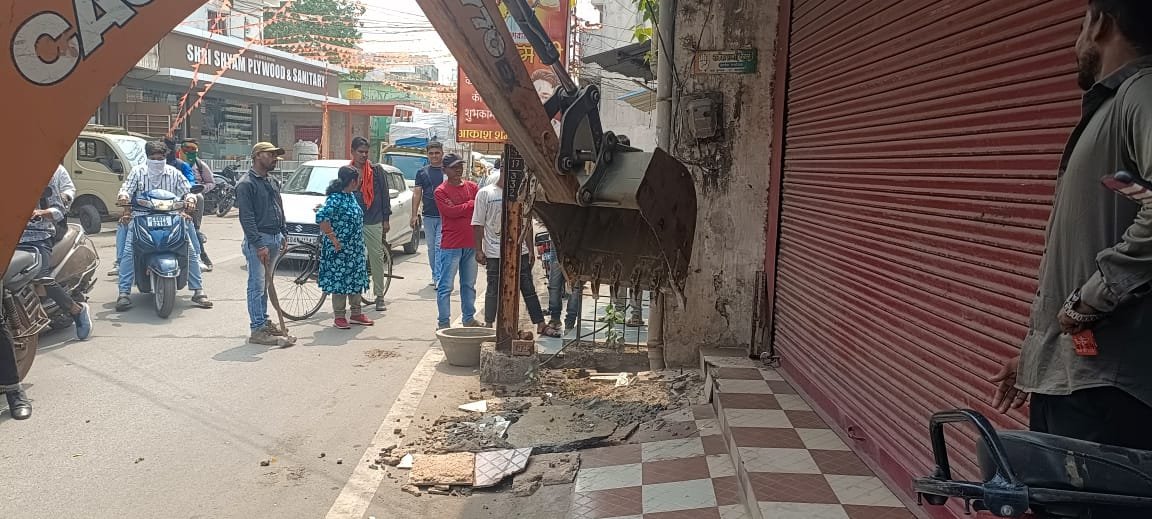 Raipur Local News : निगम जोन 7 ने नाली पर बने 6 अवैध पाटों को तोड़ा