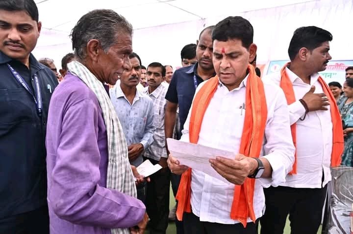 तिल्दा के ग्राम सांकरा में लगा समाधान शिविर, मंत्री वर्मा ने कहा सुशासन तिहार केवल आवेदन लेने का नहीं अपितु तत्काल निराकरण करने का शिविर है